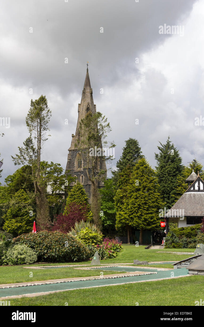 La flèche de Ambleside' s l'église St Mary d'Angleterre donnant sur une partie du terrain de Platts blanc, le Rothay Road, dans le quartier du lac. Banque D'Images