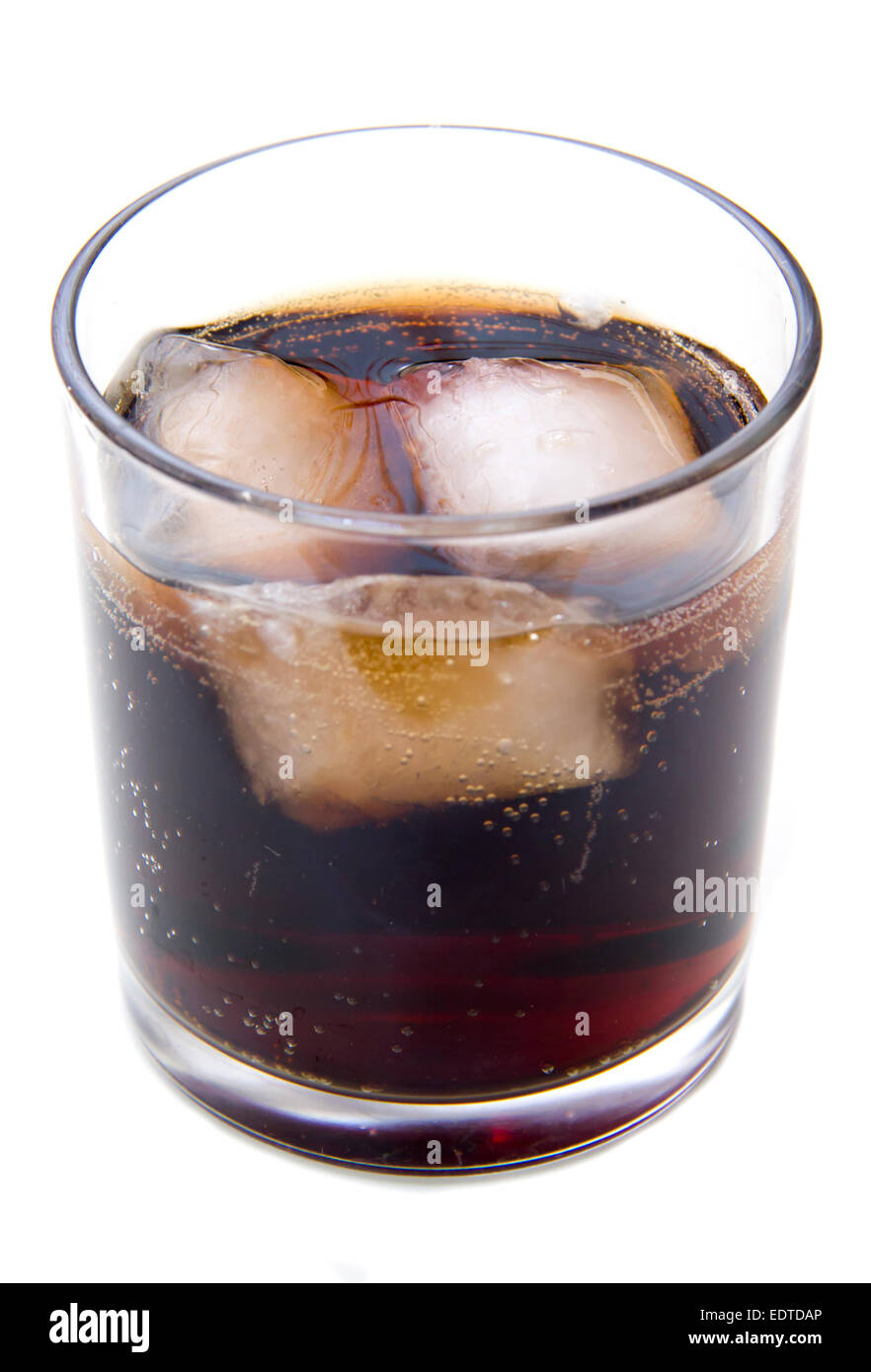 Verre de coca avec de la glace sur fond blanc Banque D'Images