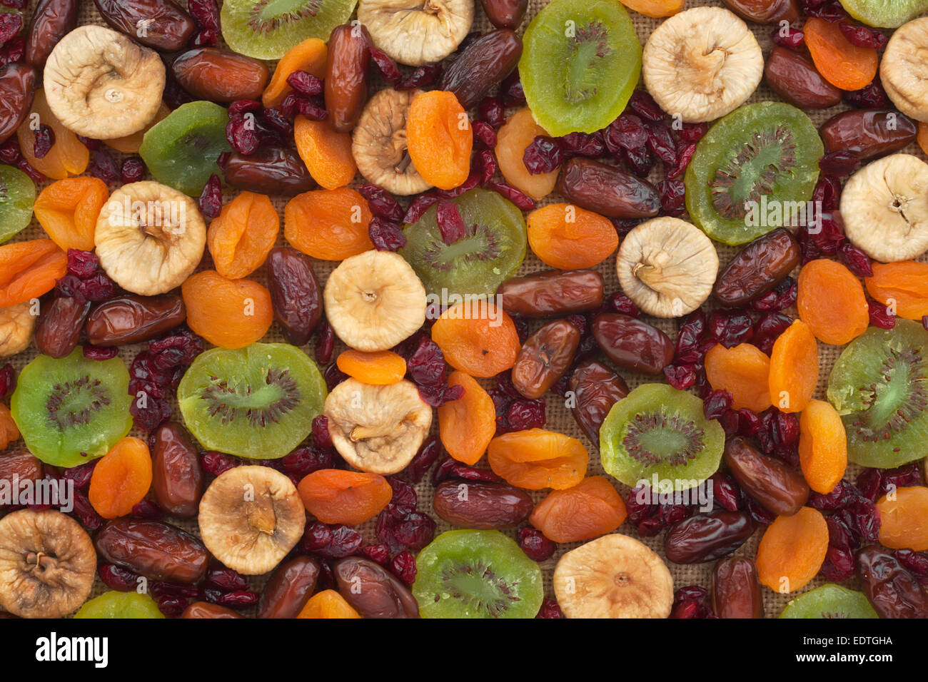 Abricots séchés, Kiwis, Figues, dattes, canneberges sur le sac peut utiliser comme arrière-plan comme un arrière-plan Banque D'Images