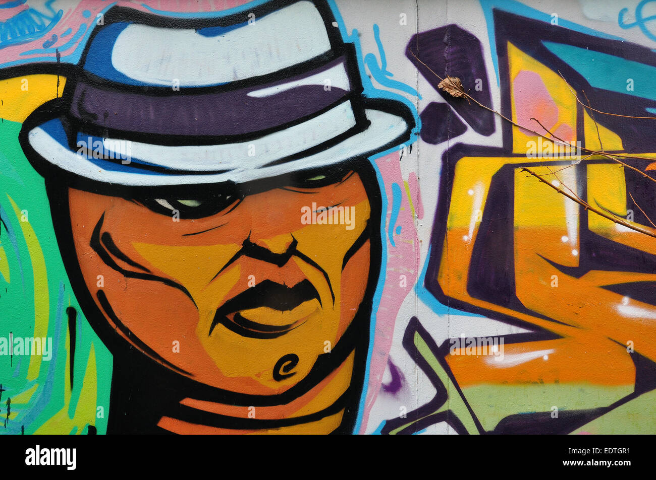 Homme avec fedora hat abstract colorful graffiti sur mur de la ville. Urban street art. Banque D'Images