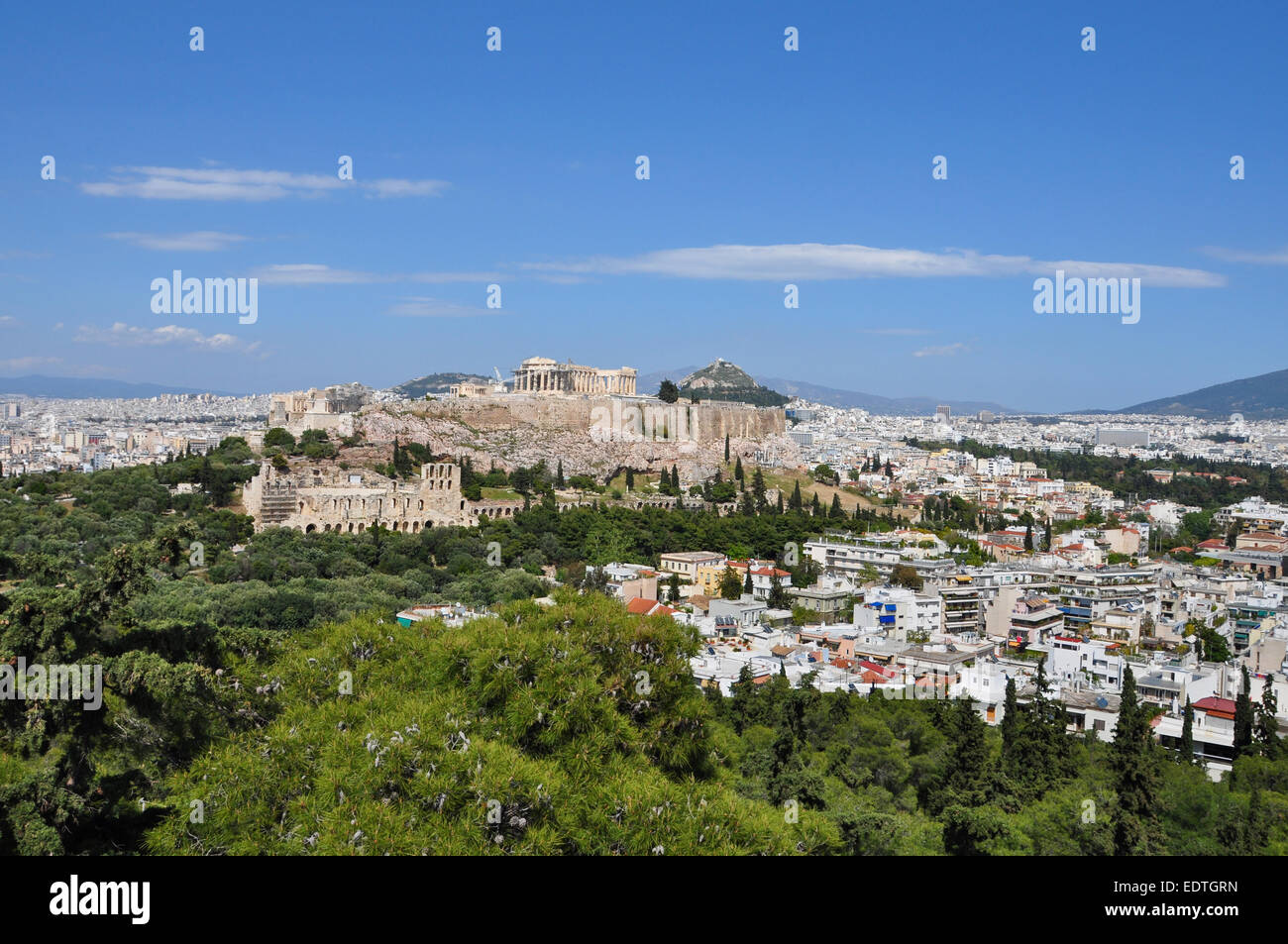 Vue panoramique d'Athènes Grèce ville bâtiments et monuments ancienne Acropole et Odéon d'Hérode Atticus. Banque D'Images