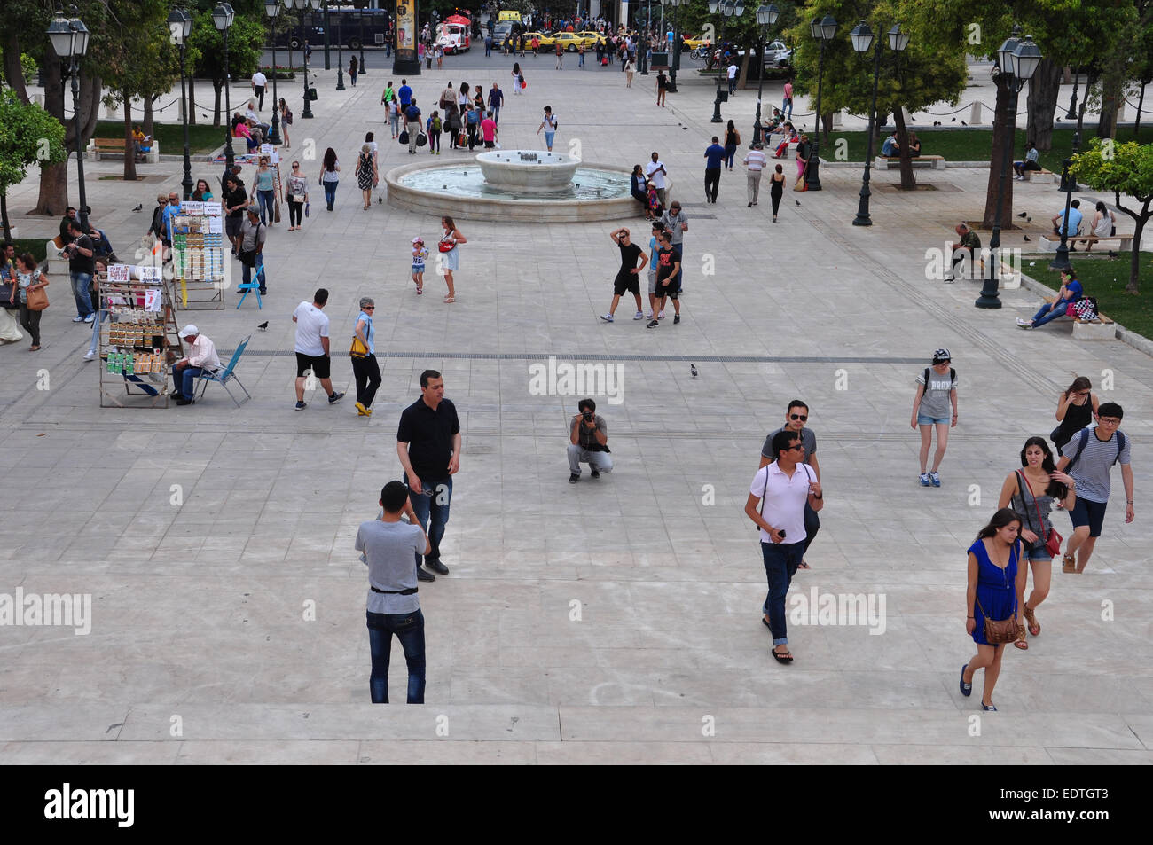 Les vendeurs de loterie et les gens qui marchent à la place Syntagma dans le centre-ville d'Athènes, Grèce. Banque D'Images