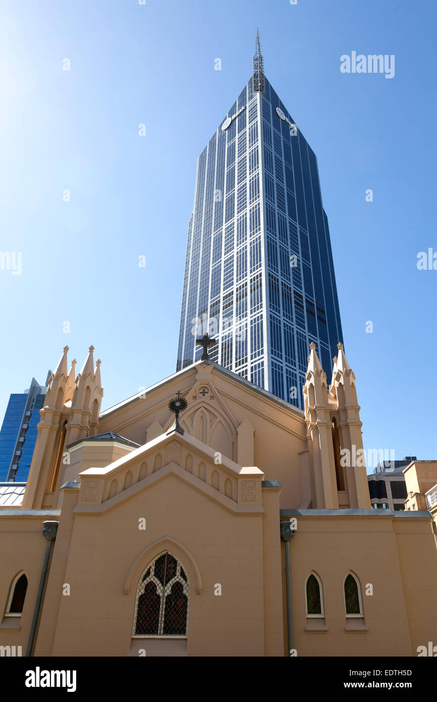 Saint François en l'Église et la tour de bureaux centraux de Melbourne à Melbourne, Australie Banque D'Images