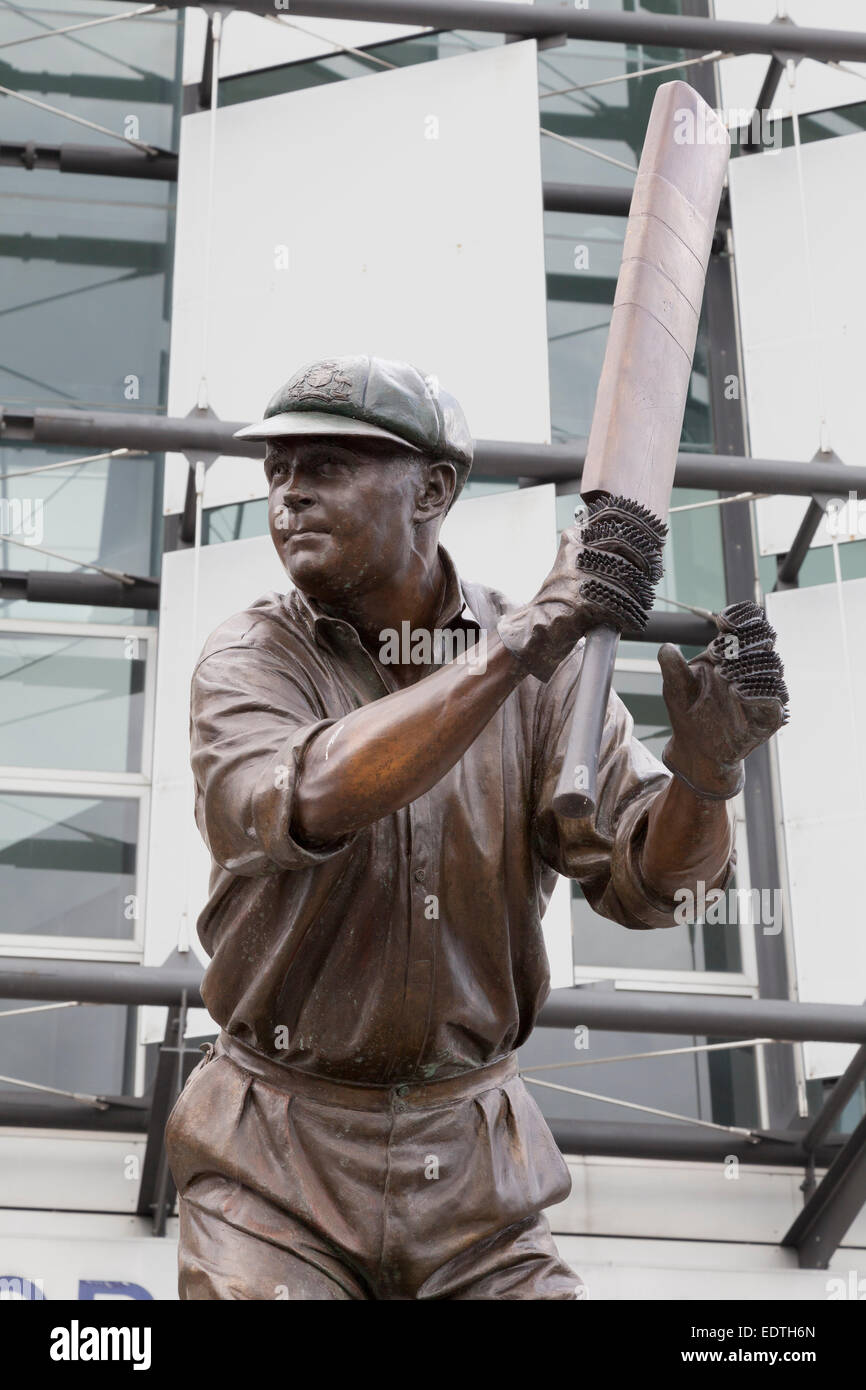 Bill Ponsford statue, partie de la Tattersall's Parade des Champions à l'extérieur du terrain de cricket de Melbourne, Melbourne, Australi Banque D'Images
