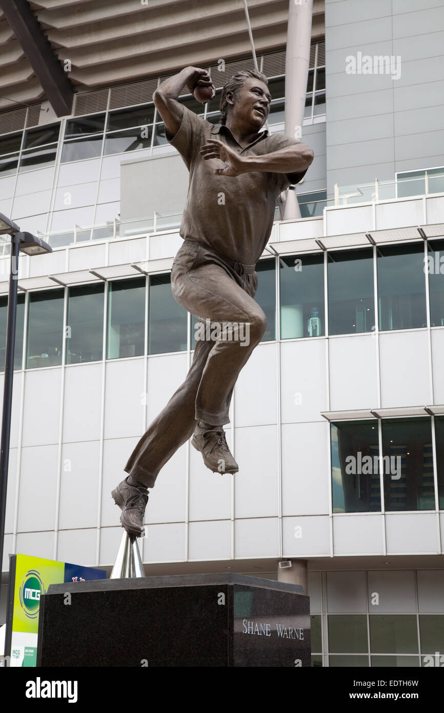 Shane Warne statue, à l'extérieur du terrain de cricket de Melbourne, Melbourne, Australie Banque D'Images