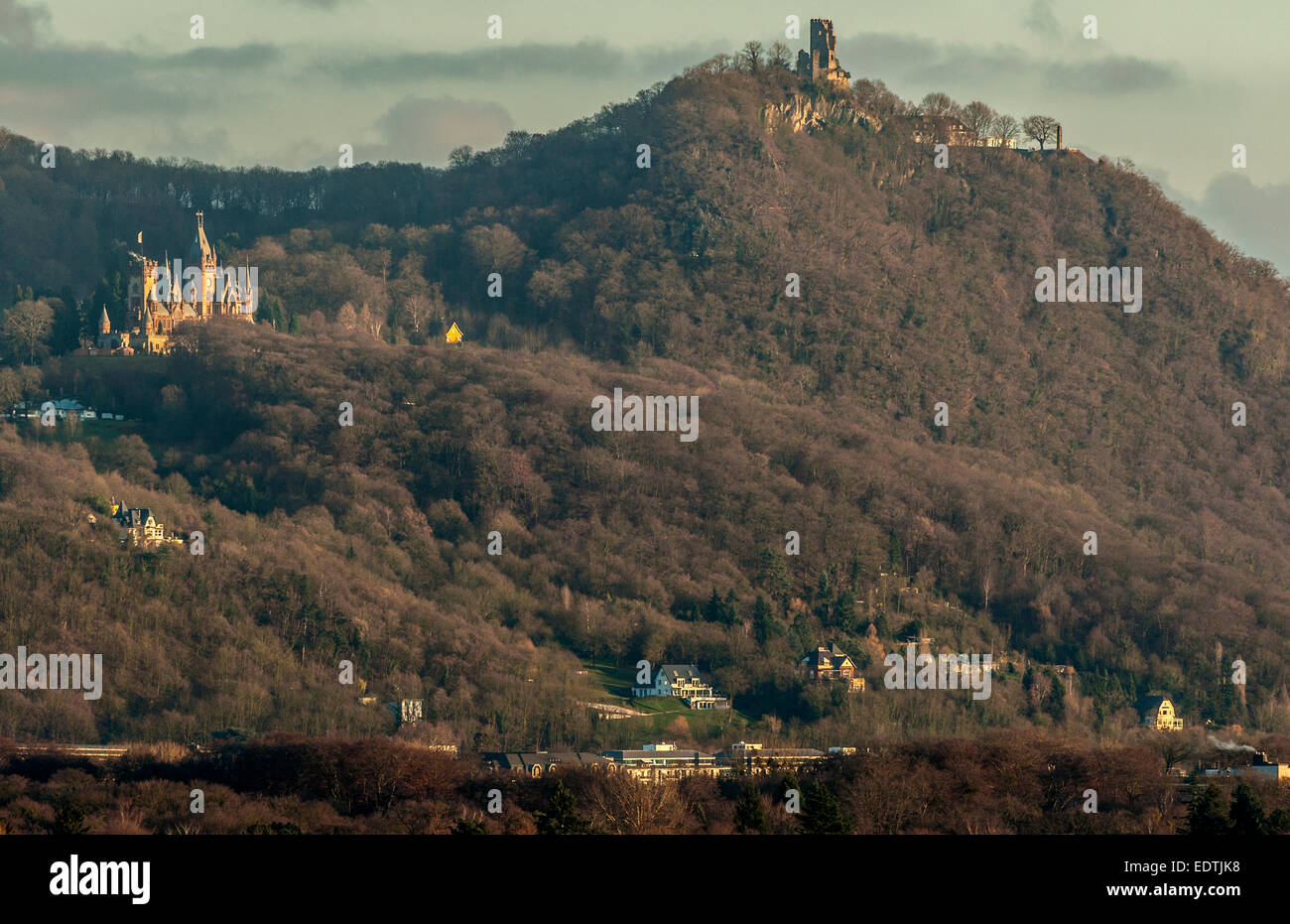 Vue sur le châteaux de Drachenfels Drachenburg & Bonn - Bad Godesberg, NRW, Allemagne. Banque D'Images