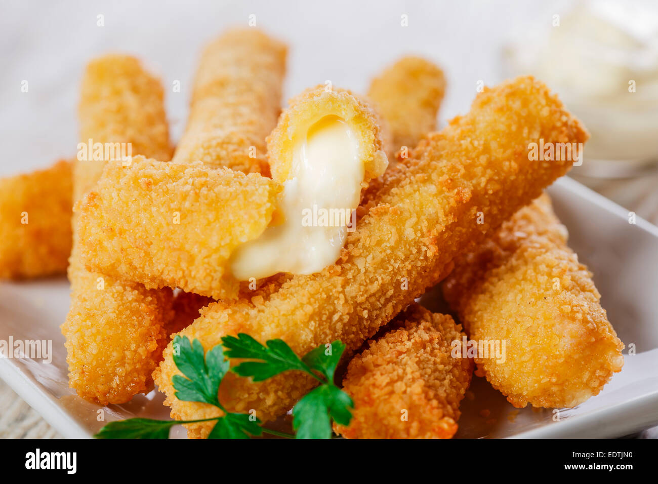Bâtonnets de fromage panés frits Banque D'Images