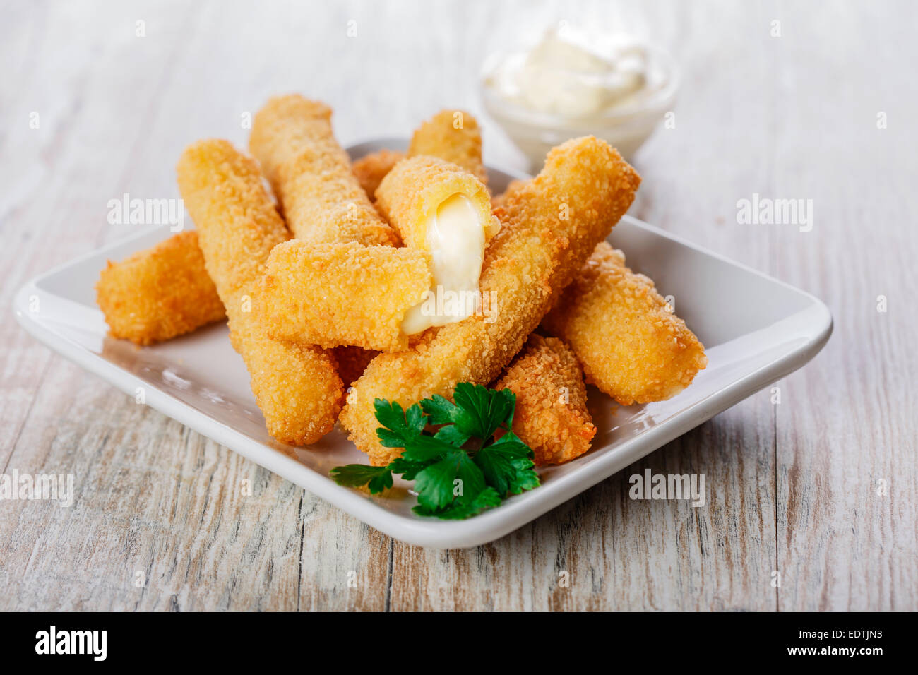 Bâtonnets de fromage panés frits Banque D'Images