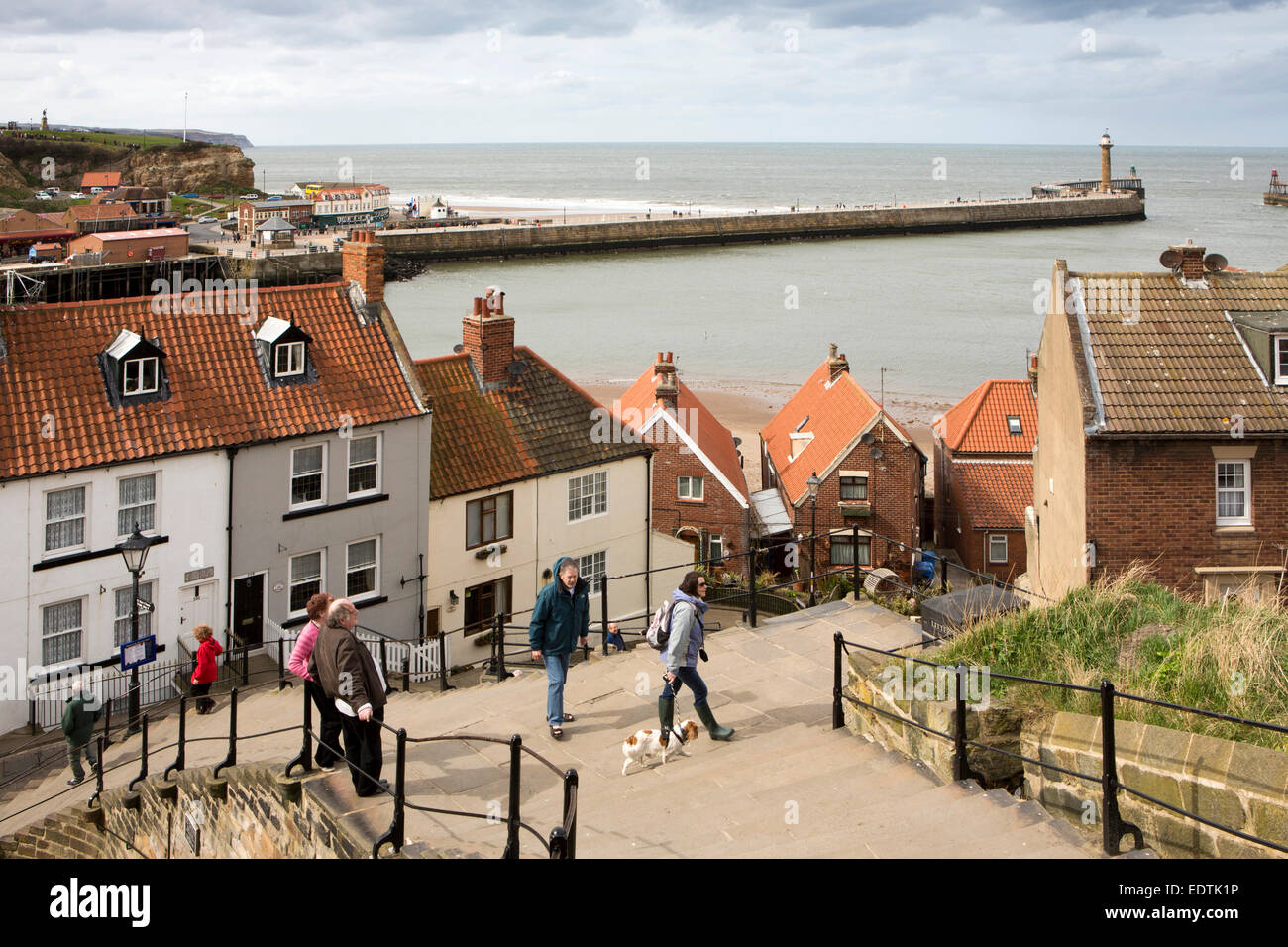 Royaume-uni, Angleterre, dans le Yorkshire, Whitby, Tate Hill et West Pier de les 199 marches de l'église St Mary Banque D'Images