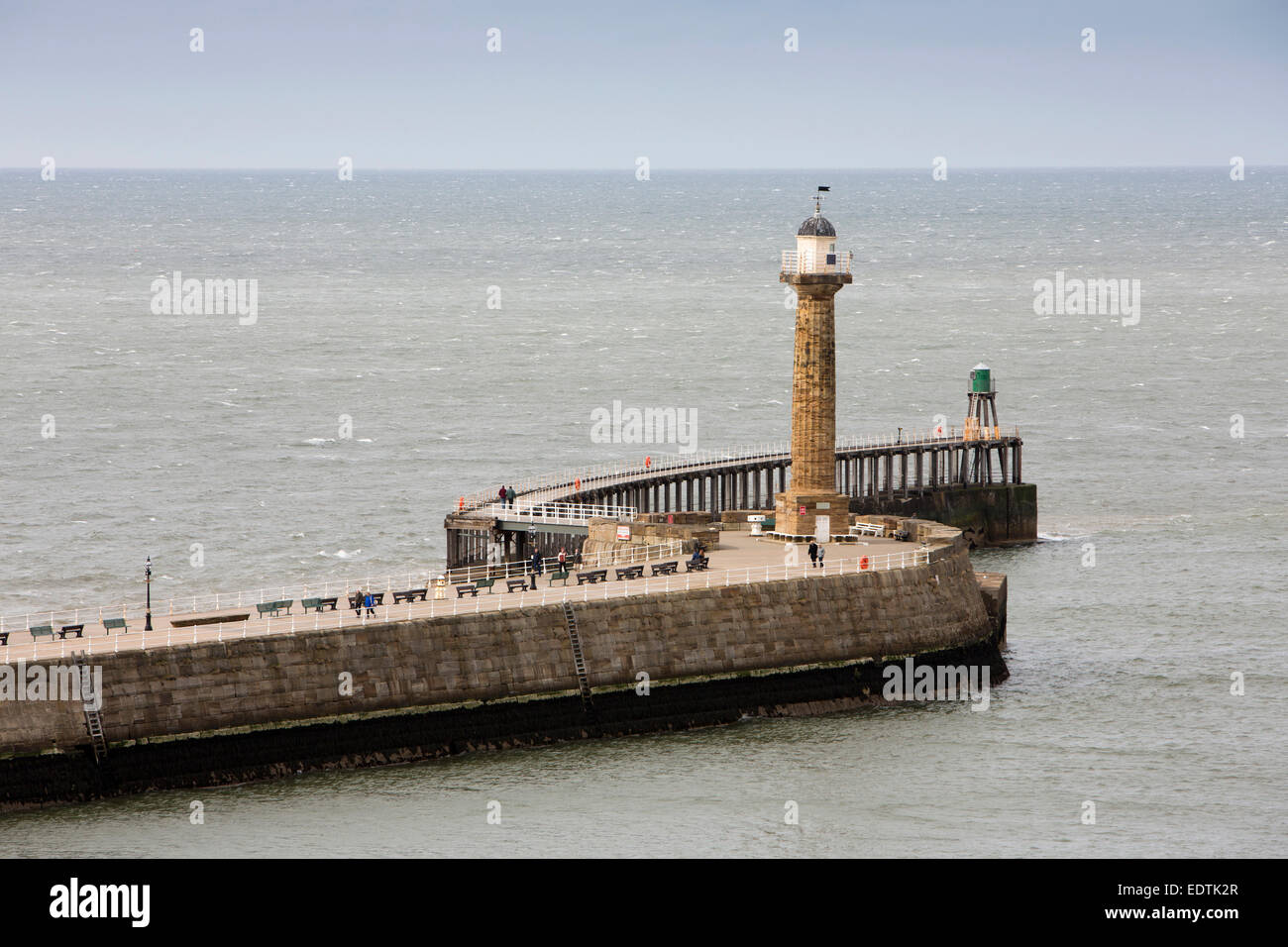 Royaume-uni, Angleterre, dans le Yorkshire, Whitby, jetée Ouest du brise-lames et phare Banque D'Images