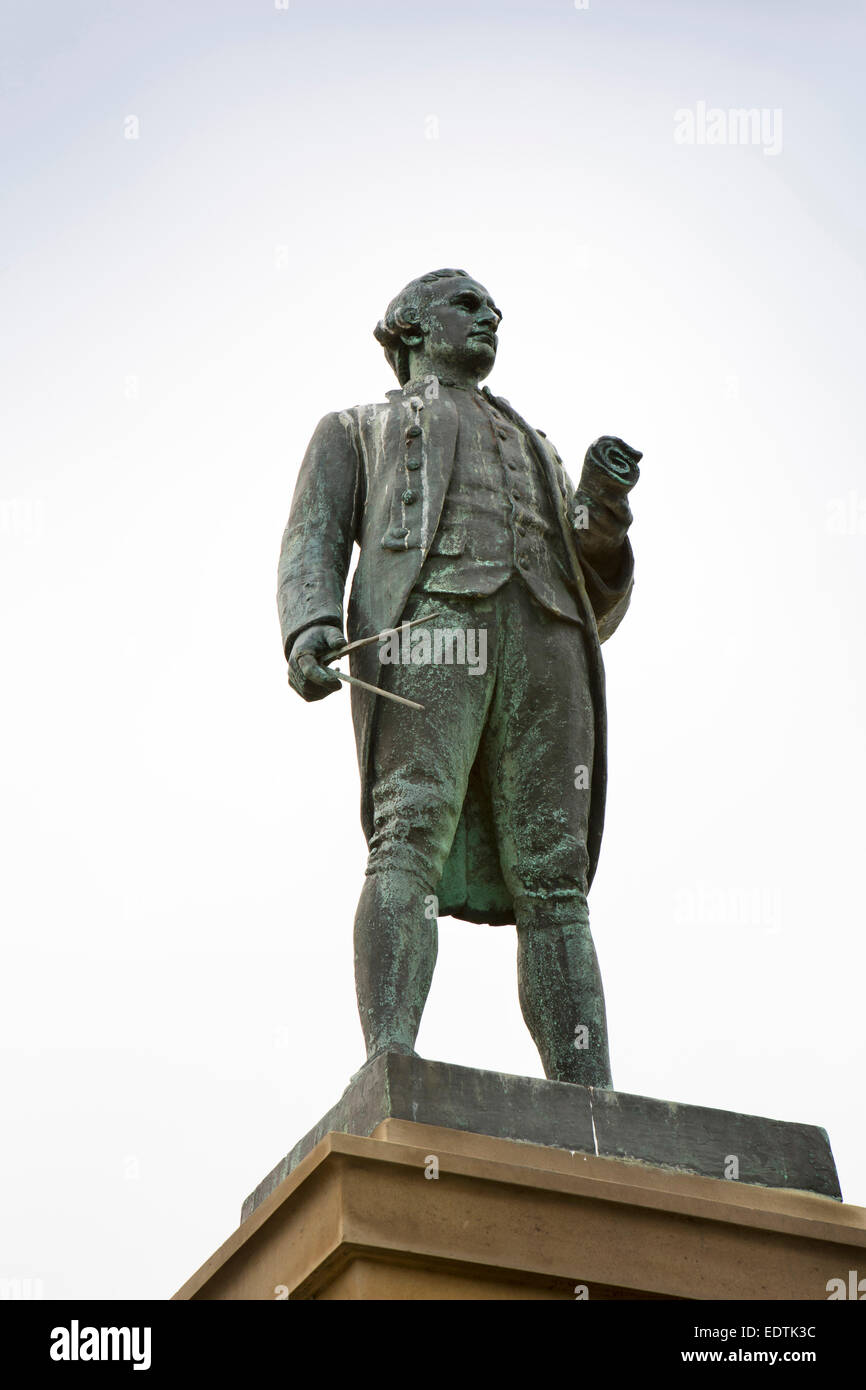 Royaume-uni, Angleterre, dans le Yorkshire, Whitby, Terrasse Est, statue du capitaine James Cook, présenté par l'Australie Banque D'Images