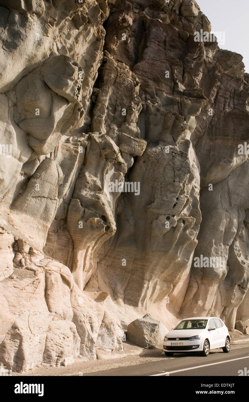 Roche roches volcaniques falaises falaise Gran Canaria canaries îles canaries une tour lisse strates érodées de l'érosion Banque D'Images