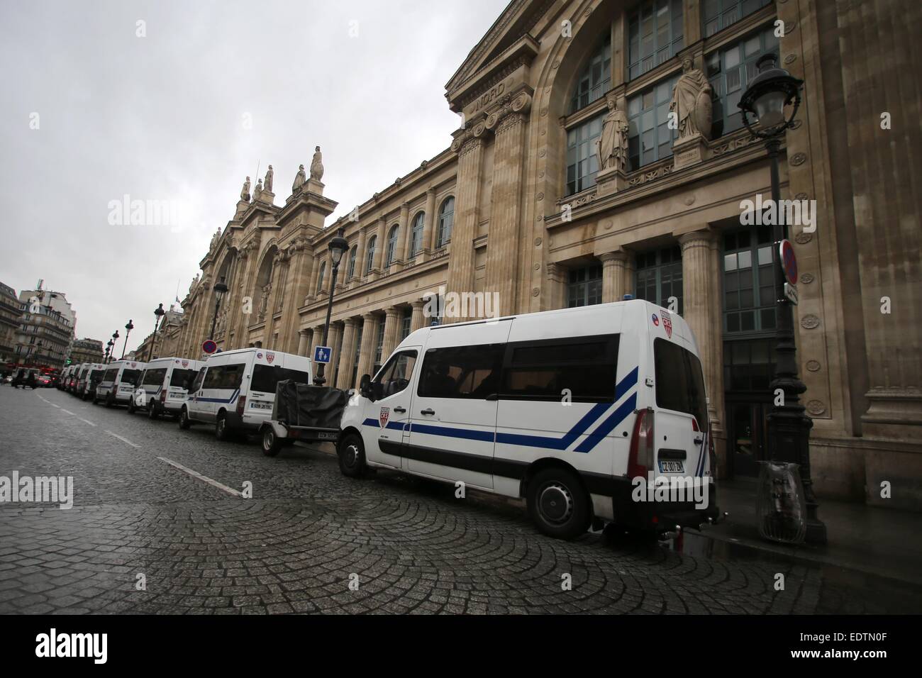 Paris, France. Jan 9, 2015. De nombreux cars de police se tient juste en face de l'entrée de la Gare du Nord à Paris, France, 9 janvier 2015. 12 personnes sont mortes dans la récente attaque terroriste contre les bureaux de rédaction du magazine satirique français Charlie Hebdo, le mercredi 7 janvier. Photo : Fredrik von Erichsen/dpa/Alamy Live News Banque D'Images