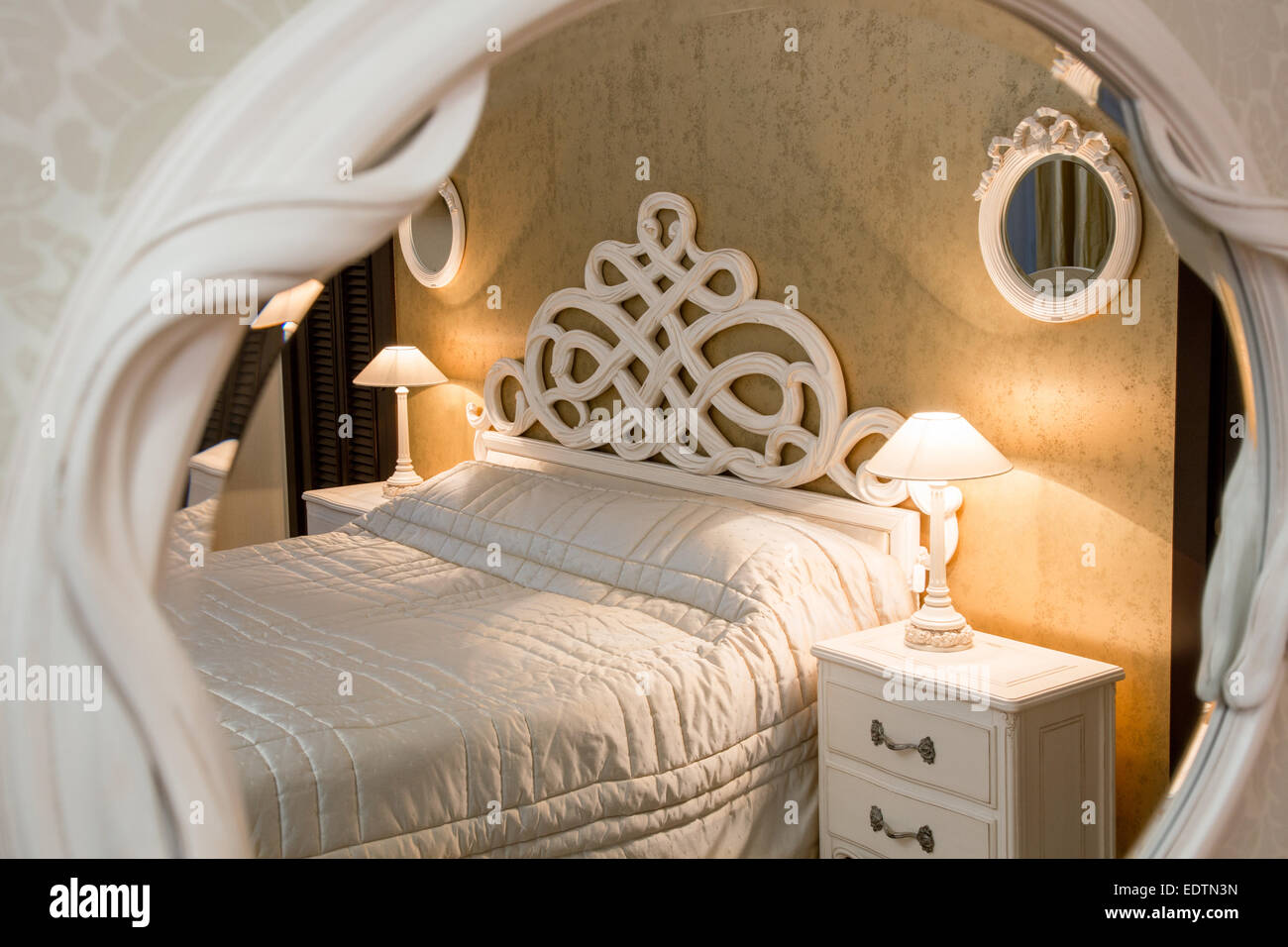 Lit sculpté de style vintage blanc et table de nuit avec lampes sen par le miroir sculpté Banque D'Images