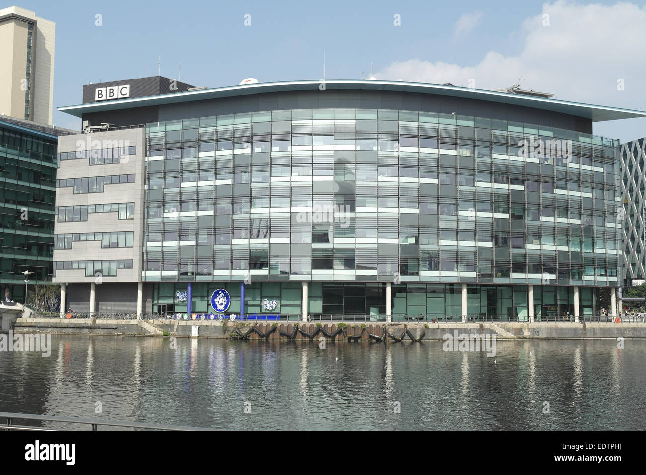 Ciel bleu sur Manchester Ship Canal avec des réflexions à BBC Studios, MediaCity, Salford, Greater Manchester Banque D'Images