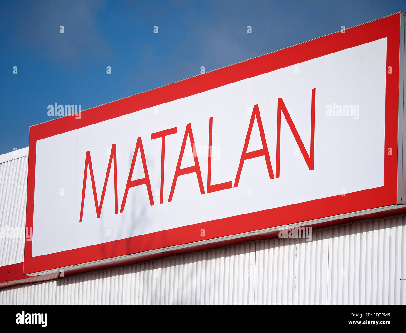 Matalan signe sur mur extérieur UK Banque D'Images