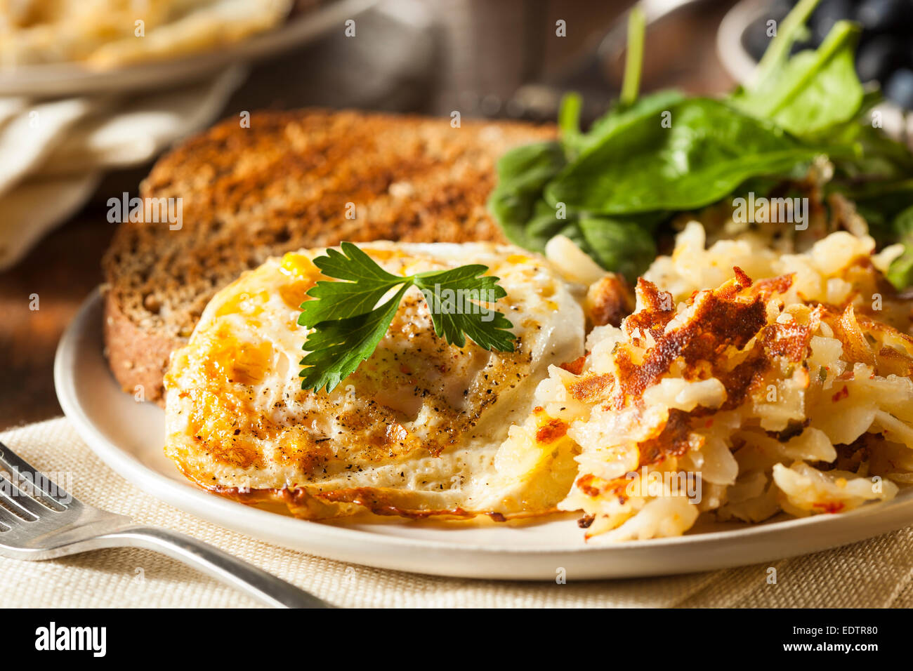 Composé organique d'Œufs au plat avec du pain grillé et pommes de terre rissolées Banque D'Images