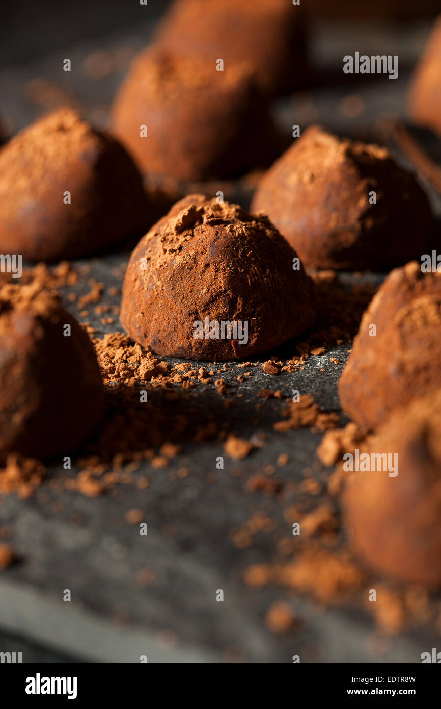 Truffes au chocolat noir fantaisie prêt à manger Banque D'Images