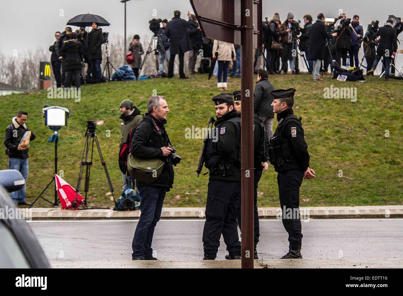 Dammartin-en-Goele, France. 9 janvier, 2015. Interview Jounalists responsables de la police de Dammartin-en-Goele, au nord-est de Paris, où deux frères soupçonnés d'attaque Charlie Hebdo a tenu une personne en otage comme les hommes armés à coins de la police, le 9 janvier, 2015. La force de sécurité français lancé assaut contre Kouachi frères, tués les deux suspects de l'attaque de Charlie Hebdo. Source : Xinhua/Alamy Live News Banque D'Images Dammartin-en-Goele, France. 9 janvier, 2015. Interview Jounalists responsables de la police de Dammartin-en-Goele, au nord-est de Paris, où deux frères soupçonnés d'attaque Charlie Hebdo a tenu une personne en otage comme les hommes armés à coins de la police, le 9 janvier, 2015. La force de sécurité français lancé assaut contre Kouachi frères, tués les deux suspects de l'attaque de Charlie Hebdo. Source : Xinhua/Alamy Live News Banque D'Images