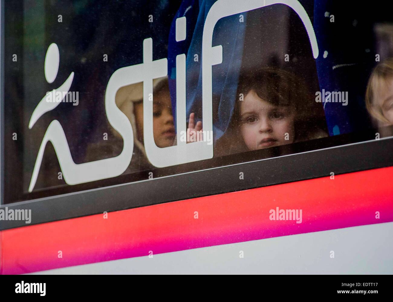 Dammartin-en-Goele, France. 9 janvier, 2015. Les enfants sont évacués dans la région de Dammartin-en-Goele, au nord-est de Paris, où deux frères soupçonnés d'attaque Charlie Hebdo a tenu une personne en otage comme les hommes armés à coins de la police, le 9 janvier, 2015. La force de sécurité français lancé assaut contre Kouachi frères, tués les deux suspects de l'attaque de Charlie Hebdo. Source : Xinhua/Alamy Live News Banque D'Images Dammartin-en-Goele, France. 9 janvier, 2015. Les enfants sont évacués dans la région de Dammartin-en-Goele, au nord-est de Paris, où deux frères soupçonnés d'attaque Charlie Hebdo a tenu une personne en otage comme les hommes armés à coins de la police, le 9 janvier, 2015. La force de sécurité français lancé assaut contre Kouachi frères, tués les deux suspects de l'attaque de Charlie Hebdo. Source : Xinhua/Alamy Live News Banque D'Images