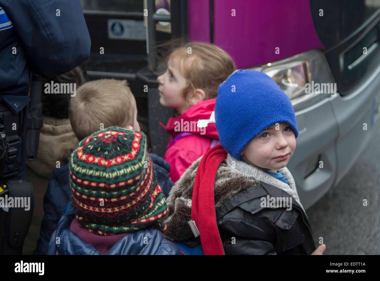 Dammartin-en-Goele, France. 9 janvier, 2015. Les enfants sont évacués dans la région de Dammartin-en-Goele, au nord-est de Paris, où deux frères soupçonnés d'attaque Charlie Hebdo a tenu une personne en otage comme les hommes armés à coins de la police, le 9 janvier, 2015. La force de sécurité français lancé assaut contre Kouachi frères, tués les deux suspects de l'attaque de Charlie Hebdo. Source : Xinhua/Alamy Live News Banque D'Images Dammartin-en-Goele, France. 9 janvier, 2015. Les enfants sont évacués dans la région de Dammartin-en-Goele, au nord-est de Paris, où deux frères soupçonnés d'attaque Charlie Hebdo a tenu une personne en otage comme les hommes armés à coins de la police, le 9 janvier, 2015. La force de sécurité français lancé assaut contre Kouachi frères, tués les deux suspects de l'attaque de Charlie Hebdo. Source : Xinhua/Alamy Live News Banque D'Images