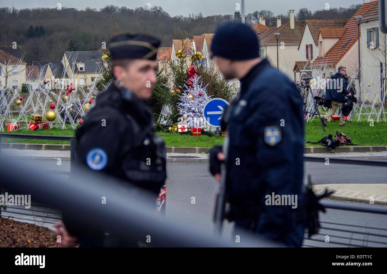 Dammartin-en-Goele, France. 9 janvier, 2015. Monter la garde de police dans la région de Dammartin-en-Goele, au nord-est de Paris, où deux frères soupçonnés d'attaque Charlie Hebdo a tenu une personne en otage comme les hommes armés à coins de la police, le 9 janvier, 2015. La force de sécurité français lancé assaut contre Kouachi frères, tués les deux suspects de l'attaque de Charlie Hebdo. Source : Xinhua/Alamy Live News Banque D'Images Dammartin-en-Goele, France. 9 janvier, 2015. Monter la garde de police dans la région de Dammartin-en-Goele, au nord-est de Paris, où deux frères soupçonnés d'attaque Charlie Hebdo a tenu une personne en otage comme les hommes armés à coins de la police, le 9 janvier, 2015. La force de sécurité français lancé assaut contre Kouachi frères, tués les deux suspects de l'attaque de Charlie Hebdo. Source : Xinhua/Alamy Live News Banque D'Images
