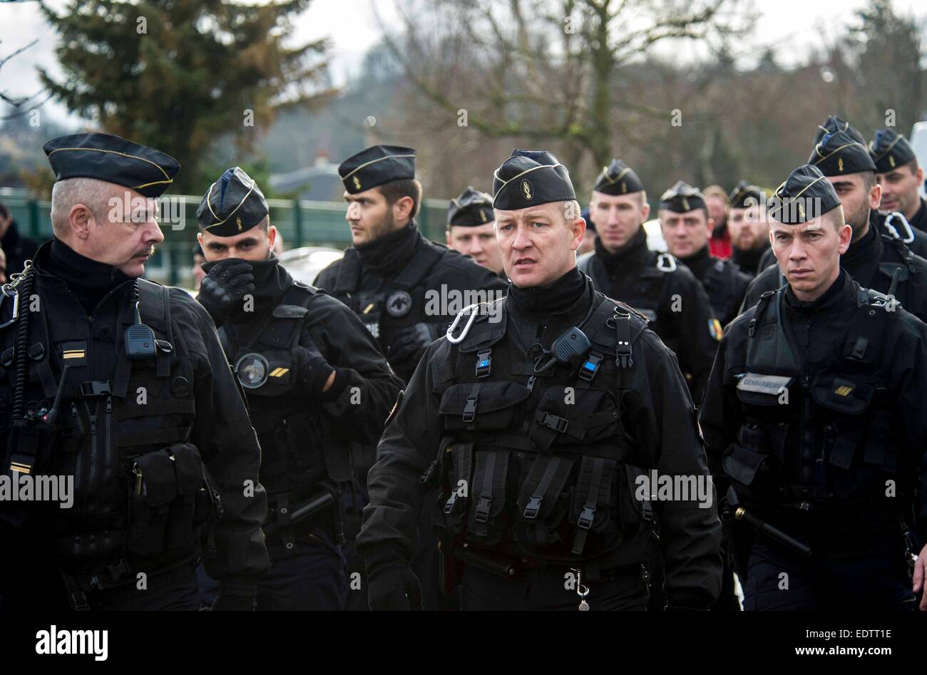 Dammartin-en-Goele, France. 9 janvier, 2015. Changement de police en quarts de Dammartin-en-Goele, au nord-est de Paris, où deux frères soupçonnés d'attaque Charlie Hebdo a tenu une personne en otage comme les hommes armés à coins de la police, le 9 janvier, 2015. La force de sécurité français lancé assaut contre Kouachi frères, tués les deux suspects de l'attaque de Charlie Hebdo. Source : Xinhua/Alamy Live News Banque D'Images