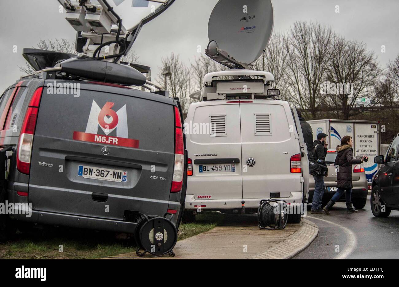 Dammartin-en-Goele, France. 9 janvier, 2015. Les médias se réunissent à Dammartin-en-Goele, au nord-est de Paris, où deux frères soupçonnés d'attaque Charlie Hebdo a tenu une personne en otage comme les hommes armés à coins de la police, le 9 janvier, 2015. La force de sécurité français lancé assaut contre Kouachi frères, tués les deux suspects de l'attaque de Charlie Hebdo. Source : Xinhua/Alamy Live News Banque D'Images Dammartin-en-Goele, France. 9 janvier, 2015. Les médias se réunissent à Dammartin-en-Goele, au nord-est de Paris, où deux frères soupçonnés d'attaque Charlie Hebdo a tenu une personne en otage comme les hommes armés à coins de la police, le 9 janvier, 2015. La force de sécurité français lancé assaut contre Kouachi frères, tués les deux suspects de l'attaque de Charlie Hebdo. Source : Xinhua/Alamy Live News Banque D'Images
