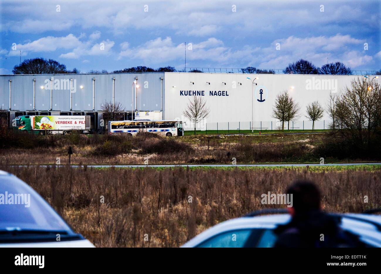 Dammartin-en-Goele, France. 9 janvier, 2015. Un policier de montres en distance dans Dammartin-en-Goele, au nord-est de Paris, où deux frères soupçonnés d'attaque Charlie Hebdo a tenu une personne en otage comme les hommes armés à coins de la police, le 9 janvier, 2015. La force de sécurité français lancé assaut contre Kouachi frères, tués les deux suspects de l'attaque de Charlie Hebdo. Source : Xinhua/Alamy Live News Banque D'Images Dammartin-en-Goele, France. 9 janvier, 2015. Un policier de montres en distance dans Dammartin-en-Goele, au nord-est de Paris, où deux frères soupçonnés d'attaque Charlie Hebdo a tenu une personne en otage comme les hommes armés à coins de la police, le 9 janvier, 2015. La force de sécurité français lancé assaut contre Kouachi frères, tués les deux suspects de l'attaque de Charlie Hebdo. Source : Xinhua/Alamy Live News Banque D'Images