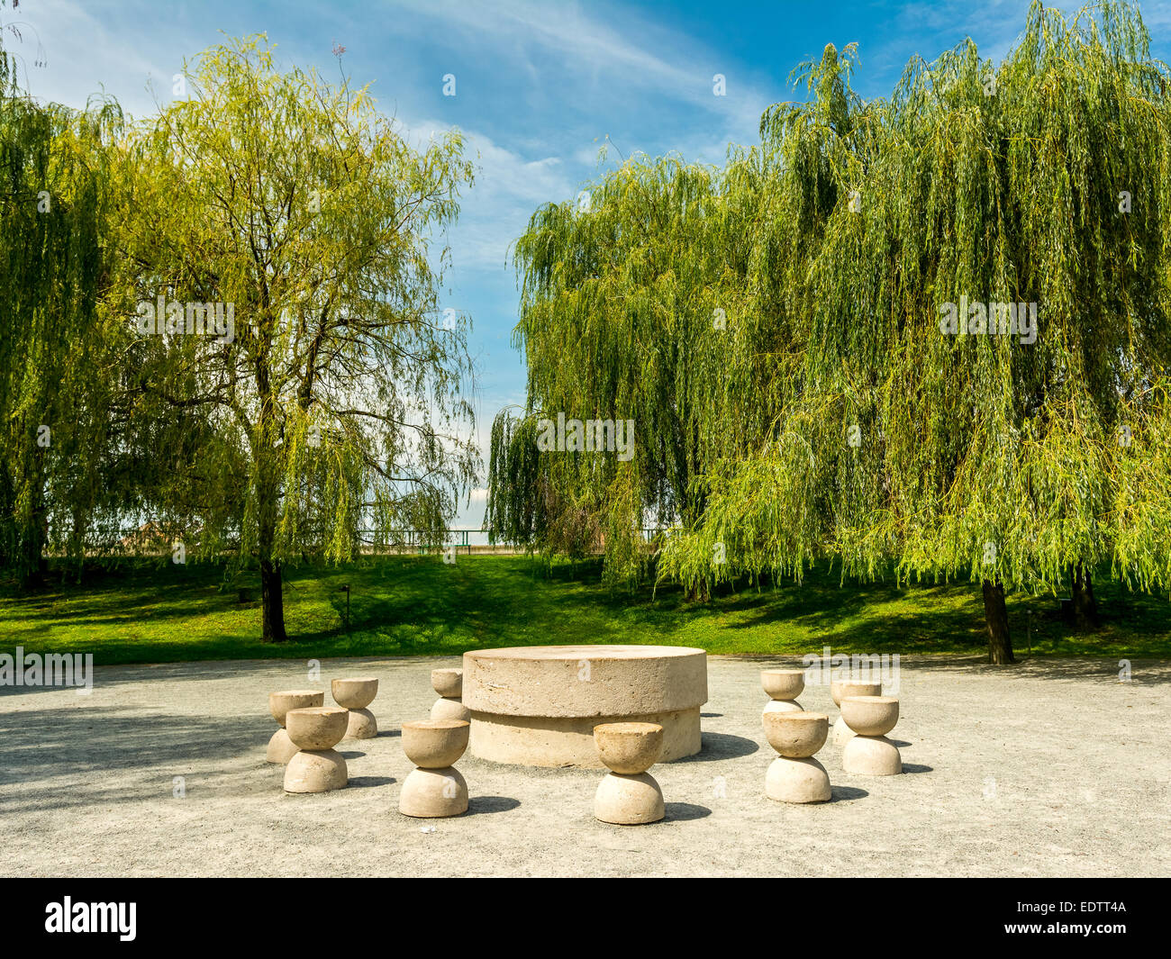 La Table du silence est une sculpture en pierre faite par Constantin Brancusi en 1938 à Oradea, Roumanie. Banque D'Images