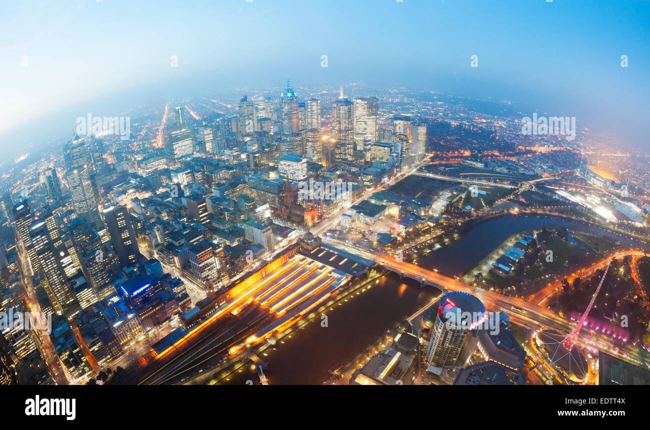 Vue de la CBD dans une ville au crépuscule Banque D'Images