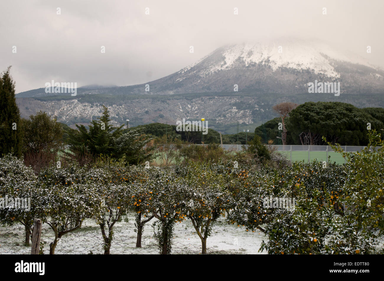 A neigé Vésuve avec orange terre de Torre del Greco (Naples) en un matin nuageux Banque D'Images