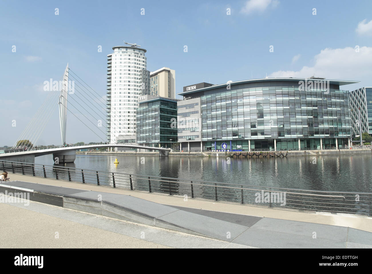Ciel bleu vue de quay près de Imperial War Museum North à Manchester Ship Canal à BBC MediaCity studios, Salford Quays, UK Banque D'Images