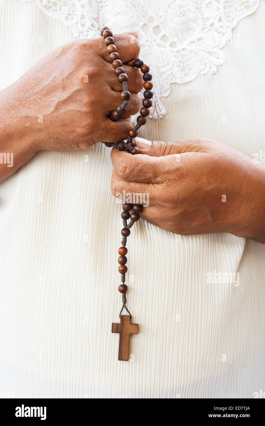 Dans un tissu blanc asiatique tenir un chapelet pour prier Dieu Banque D'Images