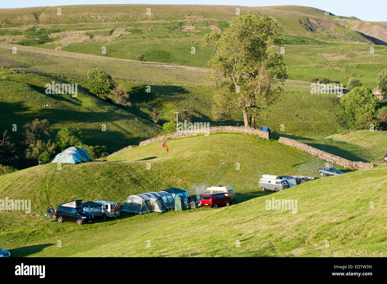 Camping dans le champ des agriculteurs, Swaledale, North Yorkshire, UK, sur une soirée d'été. Banque D'Images