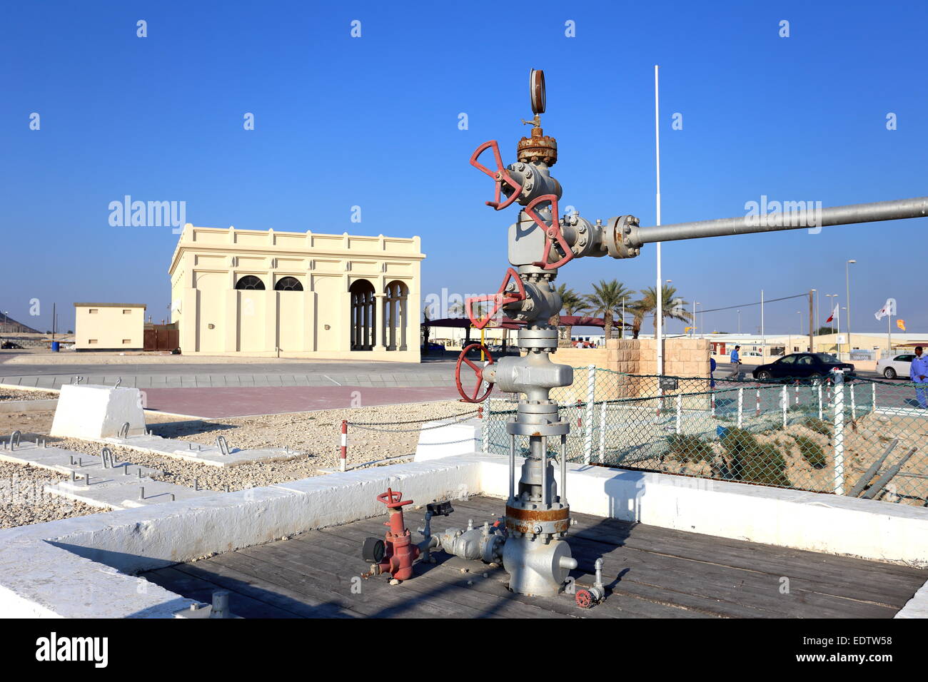 Nombre de puits de pétrole 1 à l'avant-plan avec le Musée de l'huile à l'arrière-plan, Bahreïn Banque D'Images