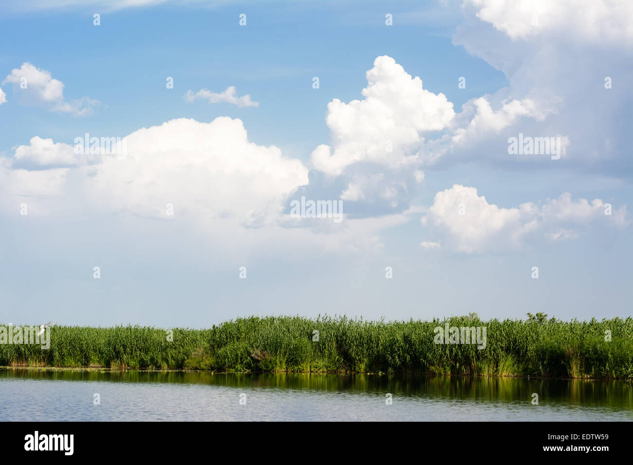 Ciel bleu avec des nuages au-dessus de l'eau, à la rivière Banque D'Images