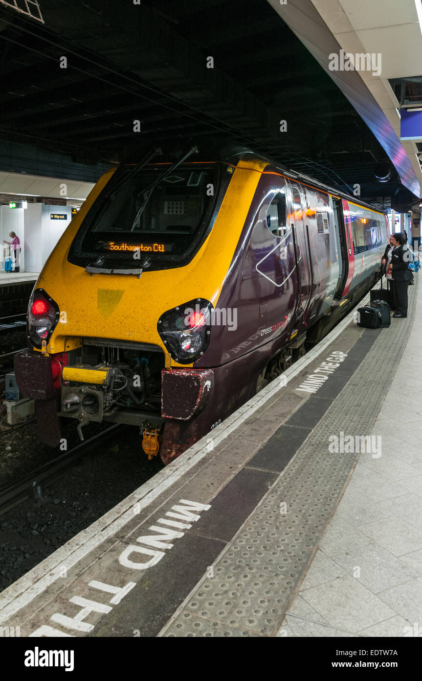 La classe 220 exploités par des trains de cross-country en attente dans la plate-forme à la gare de Birmingham New Street Banque D'Images