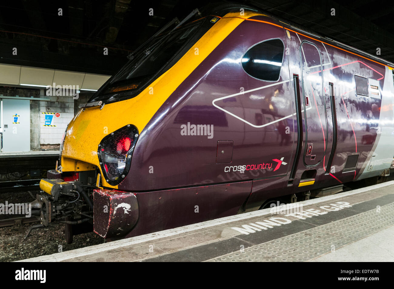 La classe 220 exploités par des trains de cross-country en attente dans la plate-forme à la gare de Birmingham New Street Banque D'Images