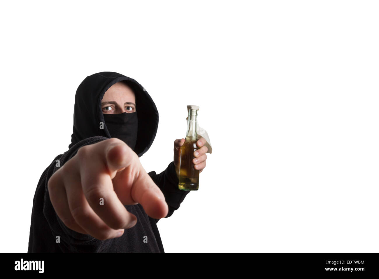 L'homme en robe noire à capuchon tenant un cocktail molotov dans l'appareil de pointage isolé sur fond blanc Banque D'Images