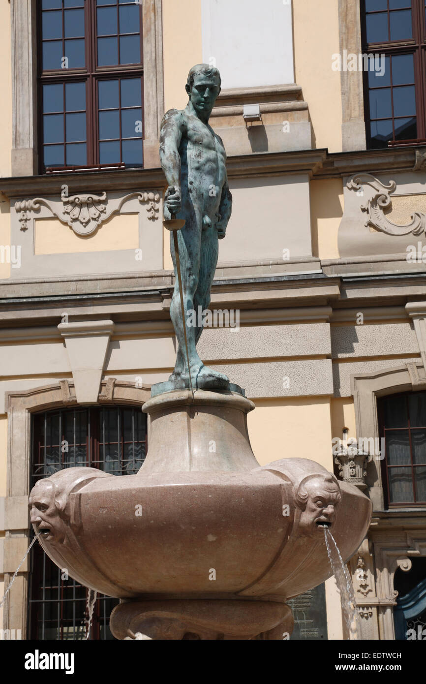 Fontaine de tireur de l'université bâtiment principal, Wroclaw, la Basse Silésie, Wroclaw, Pologne, Europe Banque D'Images