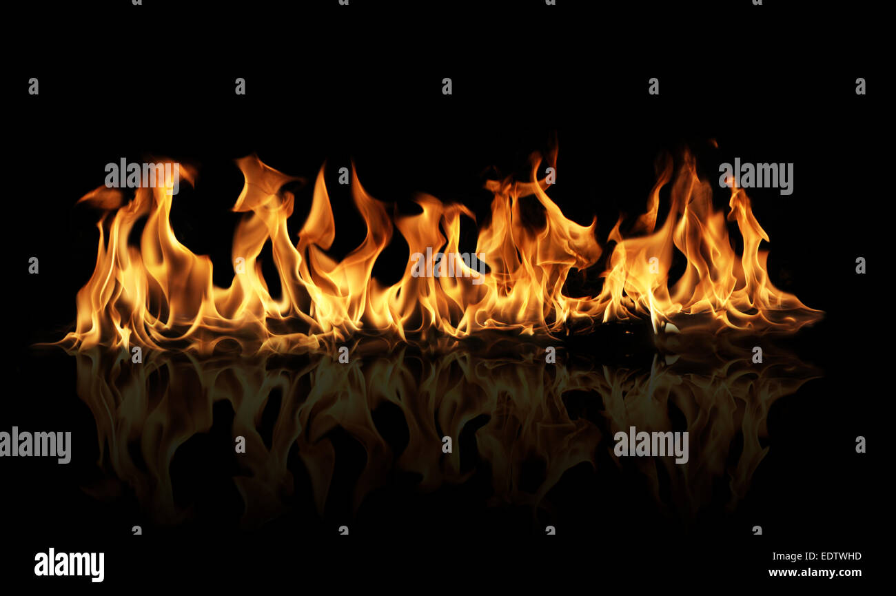 Flammes feu isolé sur fond noir Banque D'Images