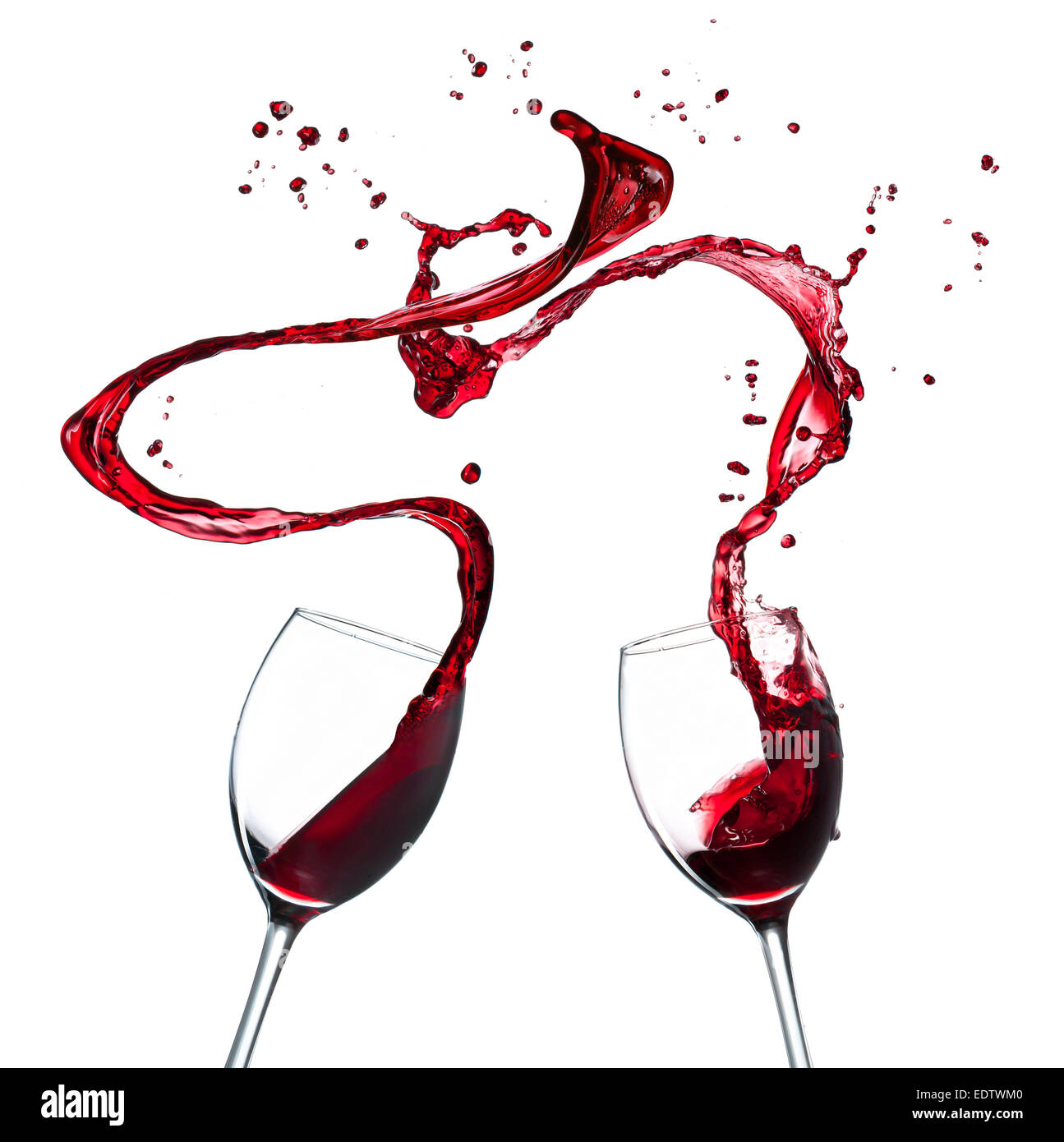 Verres de vin rouge projection, isolé sur fond blanc Banque D'Images