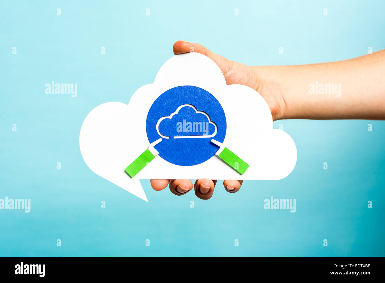 Main tenant avec bulle nuage bleu nuage. Concept de l'Internet. Banque D'Images