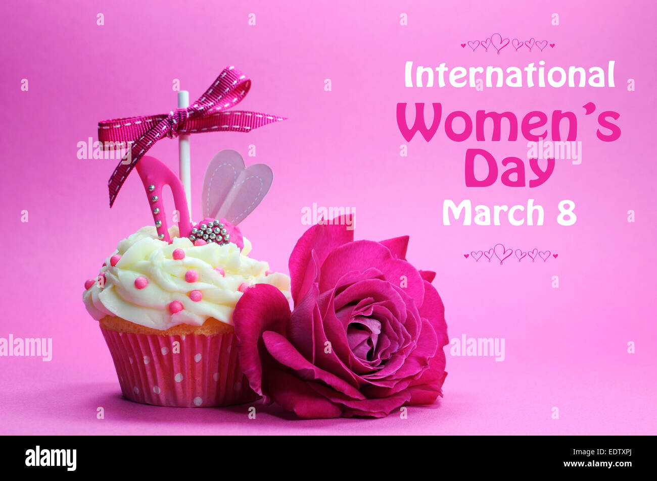Heureux la Journée internationale des femmes accueil avec un rose rose et petit gâteau avec high heel shoe sur fond rose avec l'échantillon de texte. Banque D'Images