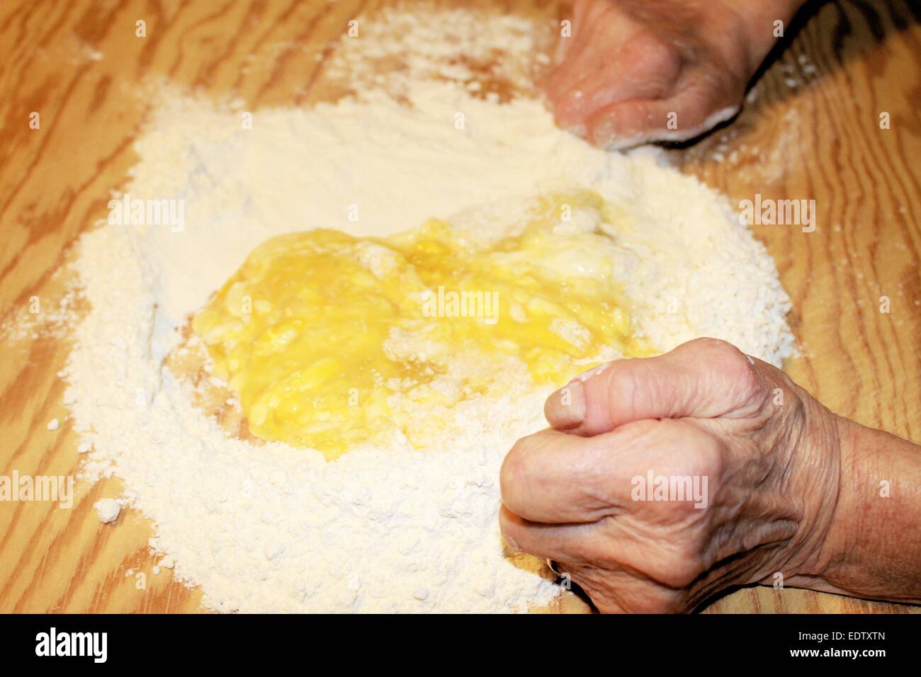 La cuisson des pâtes fraîches avec des œufs et de la farine Banque D'Images