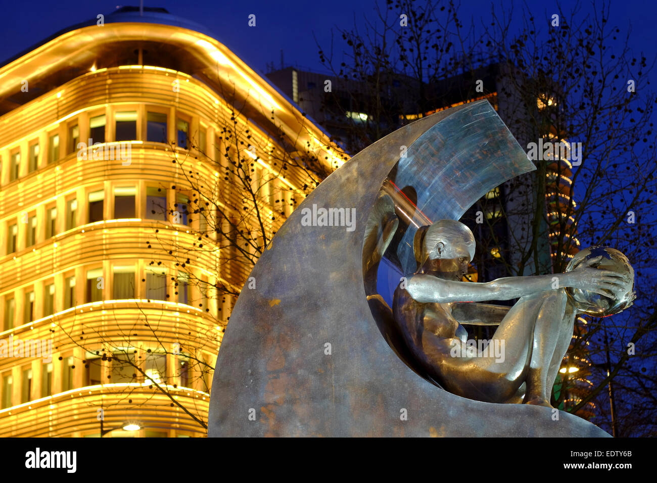 Yin Yang metal sculpture de nuit sur Park Lane, London Banque D'Images