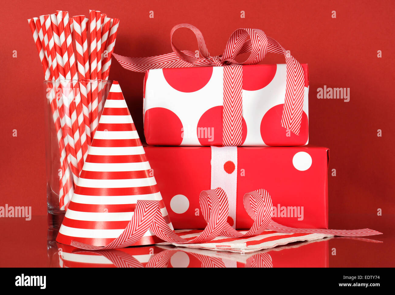 Thème Rouge Et Blanc Heureux Anniversaire Avec Pile De Cadeaux, Party Hat  Et Des Pailles Sur Fond Rouge Photo Stock - Alamy