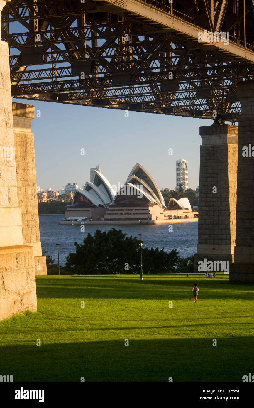 Opéra de Sydney et le port vus par piliers de pont du port de Sydney NSW Australie Parc Bradfield Banque D'Images