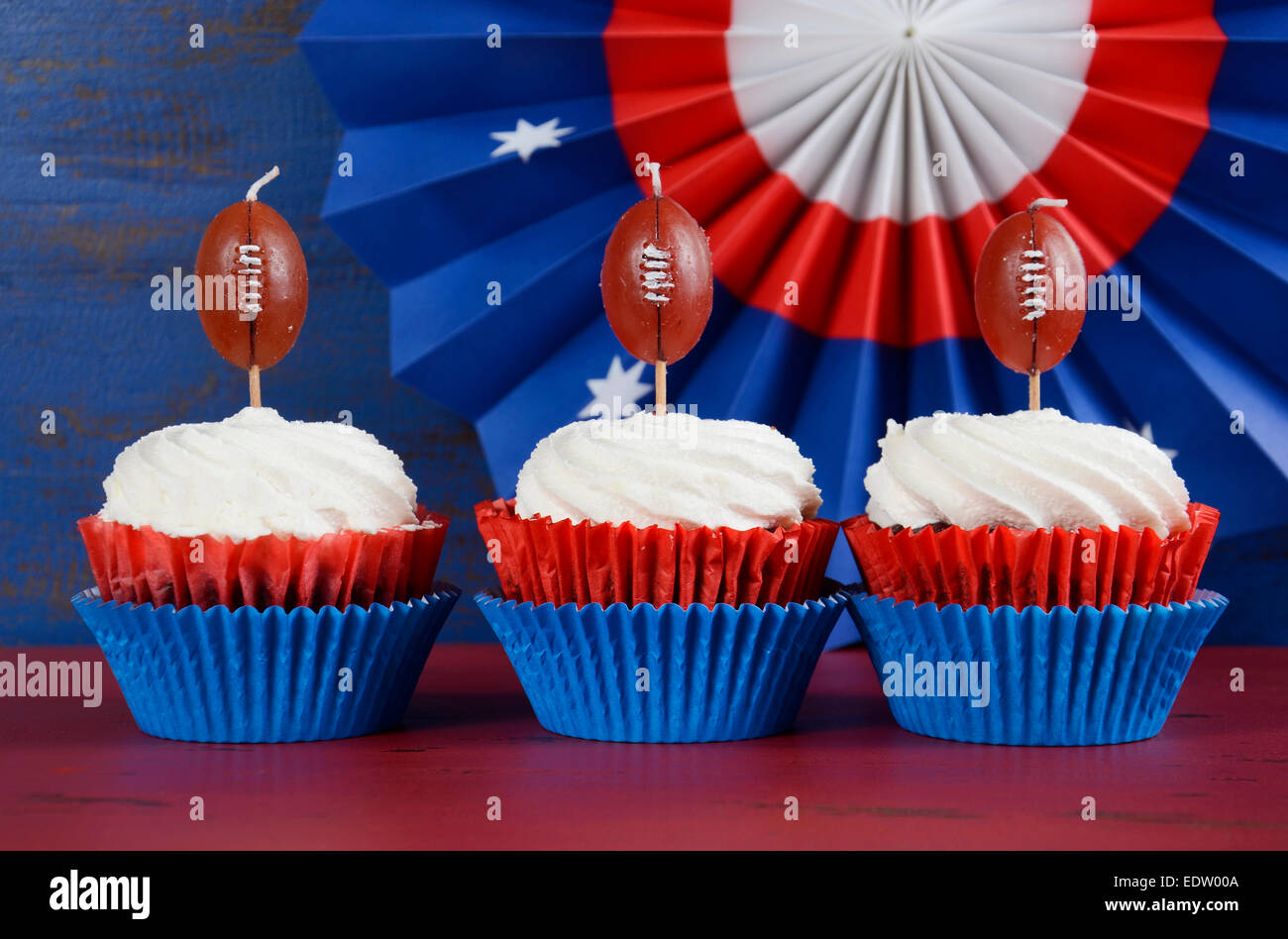 Rouge, blanc et blue theme cupcakes avec surmatelas de football Super Bowl Sunday party ou un collage finales de football et des séries éliminatoires. Banque D'Images